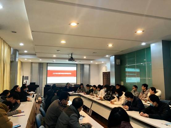 大厅里的人们
描述已自动生成